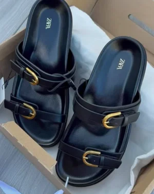 SANDALES PLATES A BRIDES NOIRES
